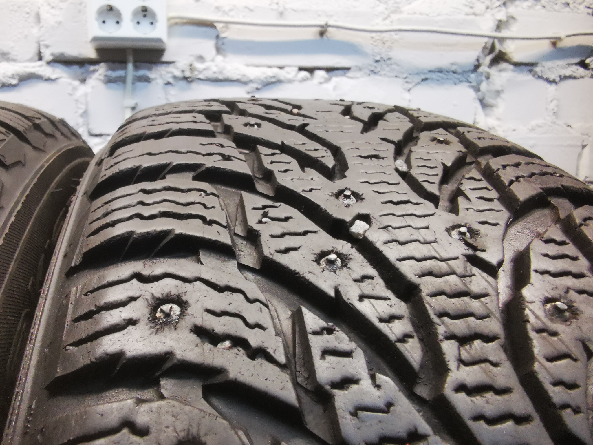 Nokian hkpl 9 SUV 215/60 R17 Зимние Б/у покрышки Nokian hkpl 9 SUV 215/60 R17 Зимние Б/у покрышки
